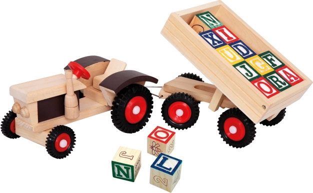 Drewniany traktor z przyczepą i kolorowymi klockami ABC