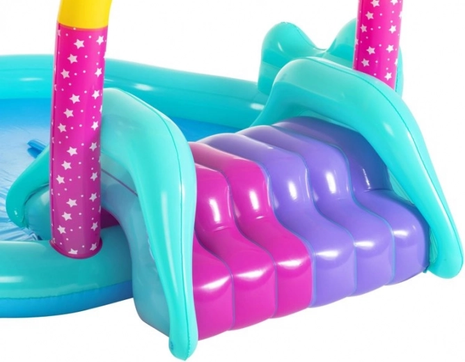 Szeroka zjeżdżalnia dla mnóstwa zabawy