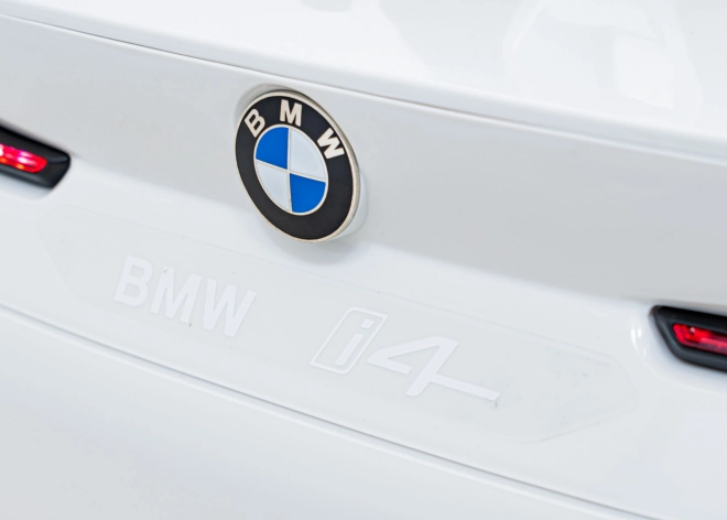 Samochód dziecięcy na baterię BMW i4 – Białe