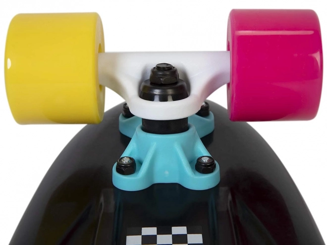 Kolorowy retro pennyboard z wzorem szachownicy