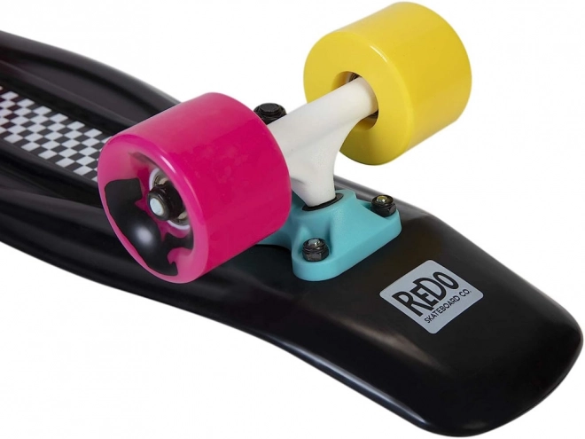 Kolorowy retro pennyboard z wzorem szachownicy