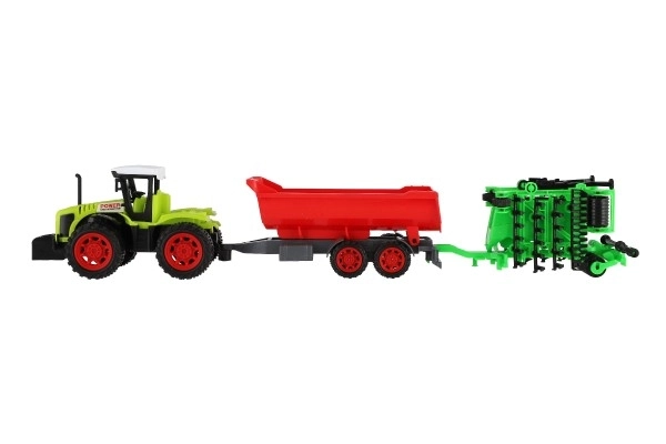 Traktor z przyczepą i bramami