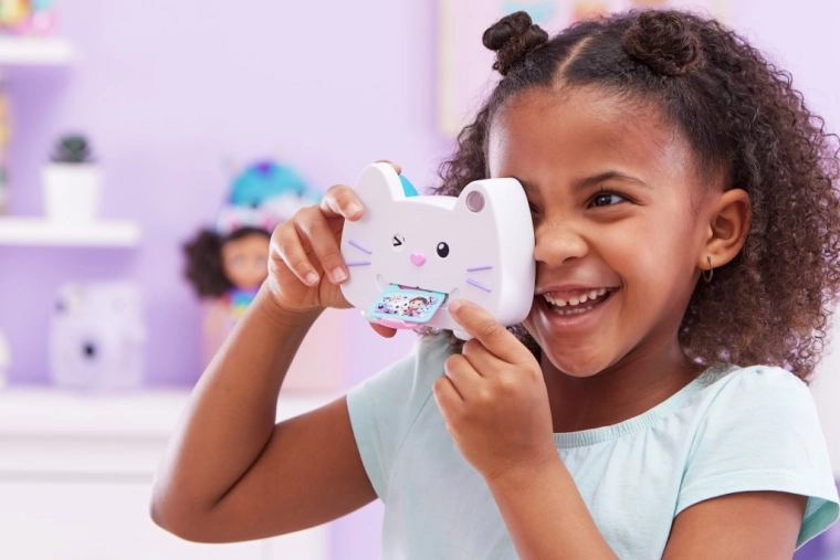 Mrugająca kotka i „wydrukowane” zdjęcie na języku