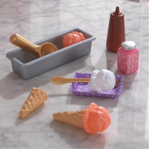 Lody w rożku z dekoracjami