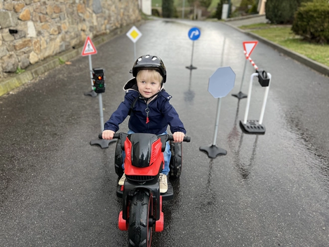 Realistyczna zabawa z jeździkami i motorkami