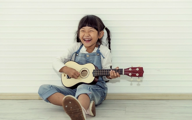 Drewniane ukulele dla dzieci z 4 nylonowymi strunami, brązowe ECOTOYS