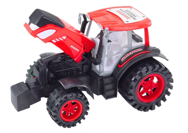 Duży traktor z przyczepą i belami siana