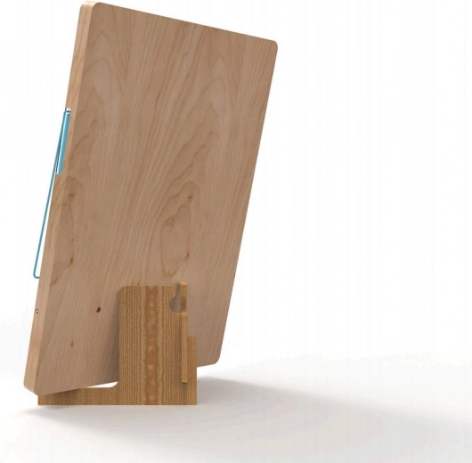 Solidne drewniane wykonanie ze stojakiem