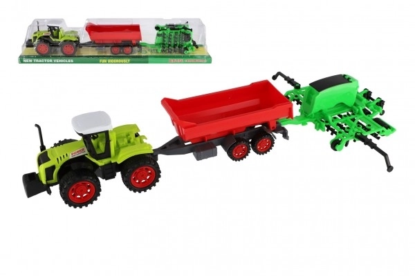 Traktor z przyczepą i bramami