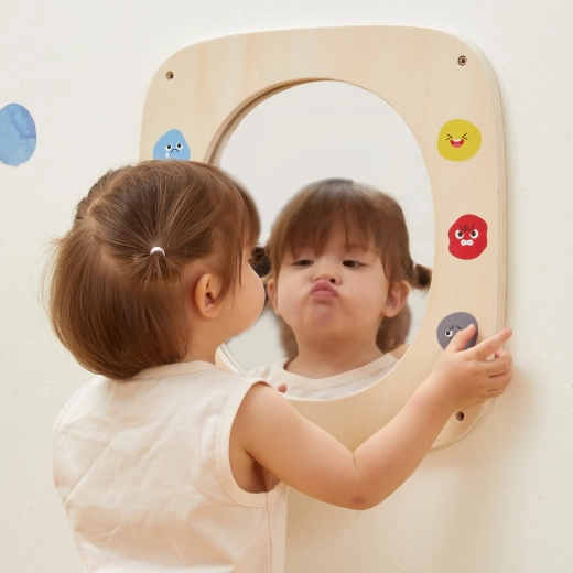 Solidna drewniana konstrukcja z zaokrąglonymi rogami