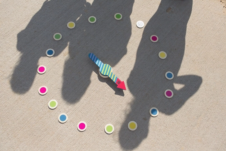 Dwustronne żetony: kolory i liczby w jednej grze