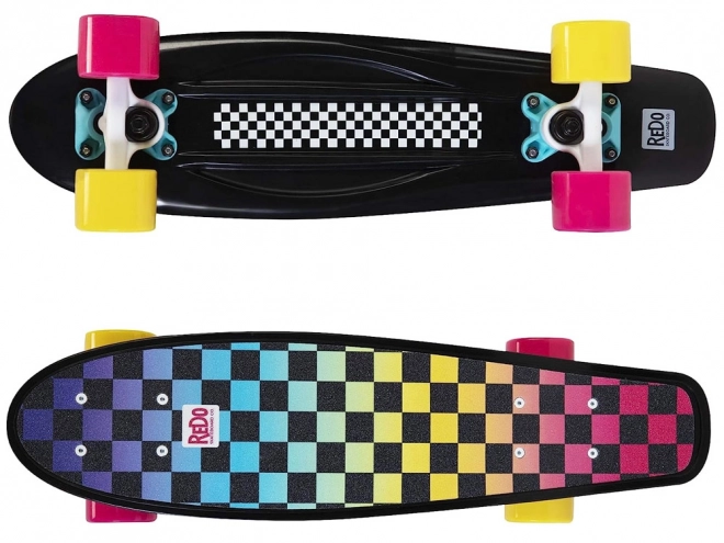 Kolorowy retro pennyboard z wzorem szachownicy