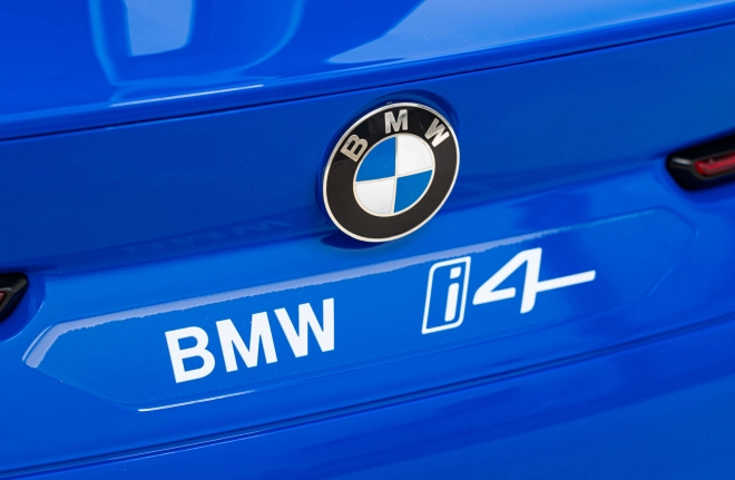 Samochód dziecięcy na baterię BMW i4 – Niebieskie