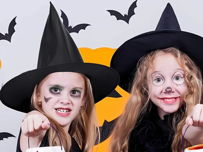 Czarny kapelusz czarownicy na Halloween