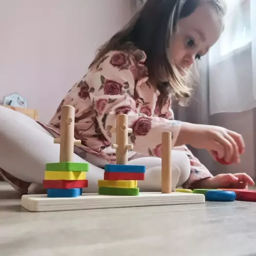 Drewniana kolorowa sortownica z kształtami