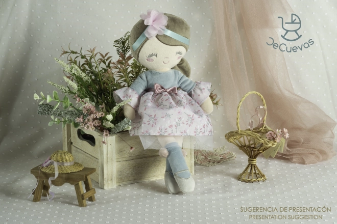 DeCuevas 20045 Pluszowa lalka PROVENZA - 36 cm z kołyską