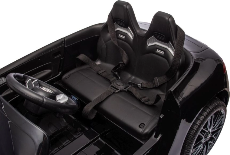 Dwa siedzenia z pasami bezpieczeństwa