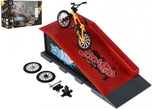 Palcowy rower BMX ze śrubowanymi akcesoriami i rampą