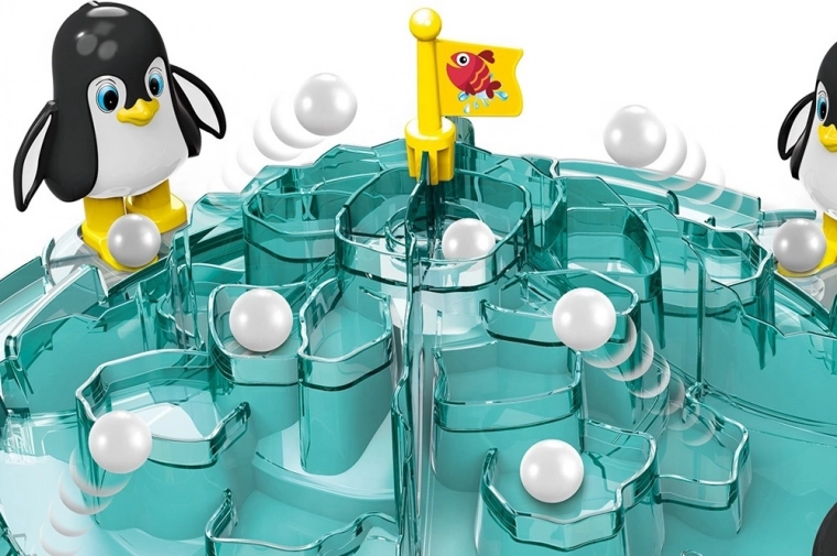 Lodowa góra z flagą celu