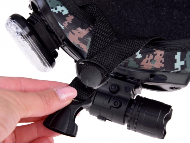 Zestaw sprzętu wojskowego z hełmem, lornetką i walkie-talkie