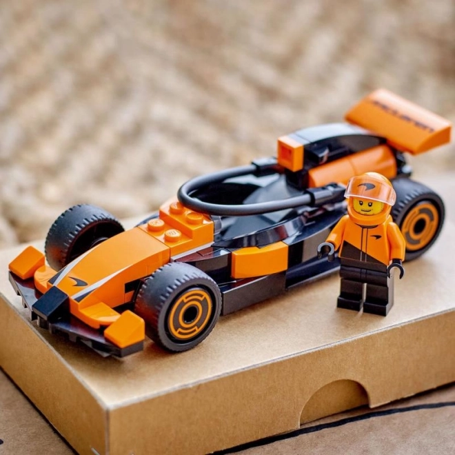 LEGO® City 60442 Kierowca F1 z samochodem wyścigowym McLaren
