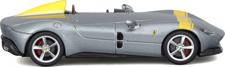 Metalowe wykonanie i swobodnie obracające się koła