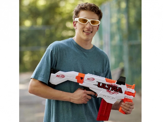 Duży pistolet automatyczny Nerf Ultra Focus z nabojami