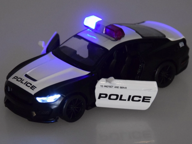 Metalowe policyjne auto Ford Shelby GT350 w skali 1:32 z efektami świetlnymi sygnałów