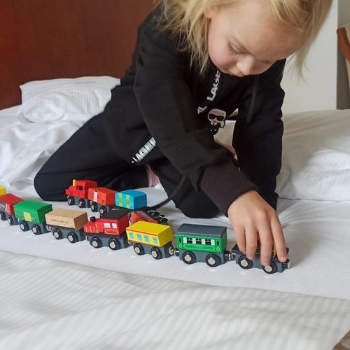 Drewniane pociągi z wagonami - 3 lokomotywy i 9 wagonów