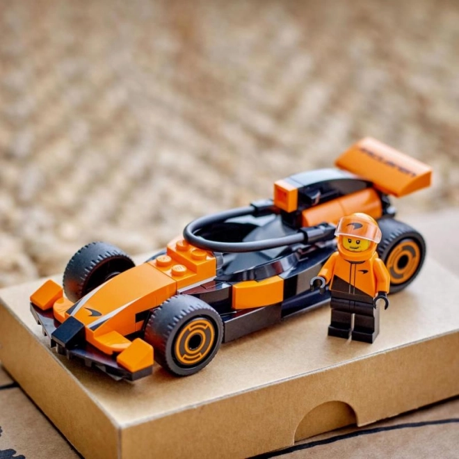 LEGO® City 60442 Kierowca F1 z samochodem wyścigowym McLaren