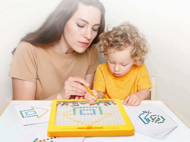Edukacyjna tablica magnetyczna z kołkami do układania