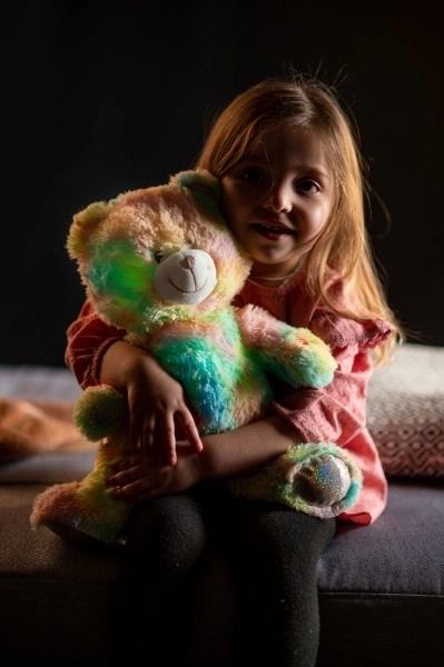 Senny miś tęczowy pluszowy 40cm na baterie ze światłem i dźwiękiem w woreczku
