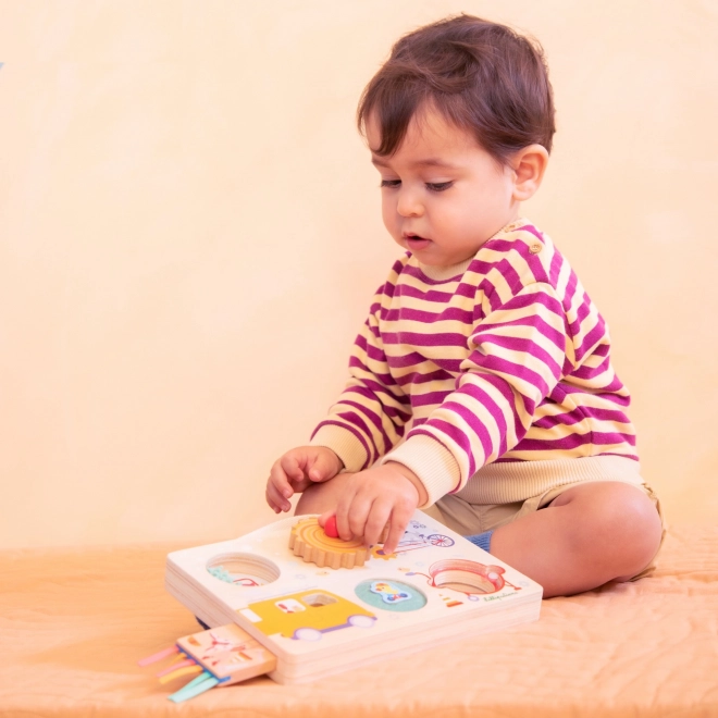 Drewniany panel z aktywnościami na przygody w podróży