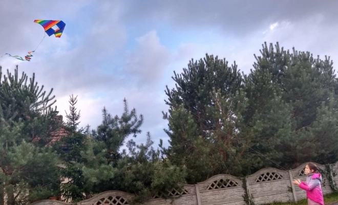 Kolorowy latawiec z wirującą tęczą