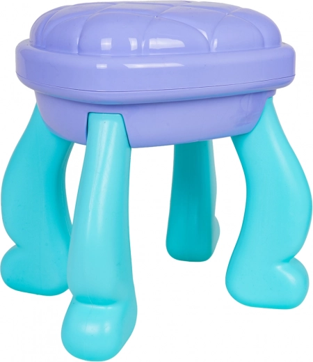 Praktyczne schowki i stabilny stołeczek