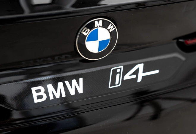 Samochód dziecięcy na baterię BMW i4 – czarne