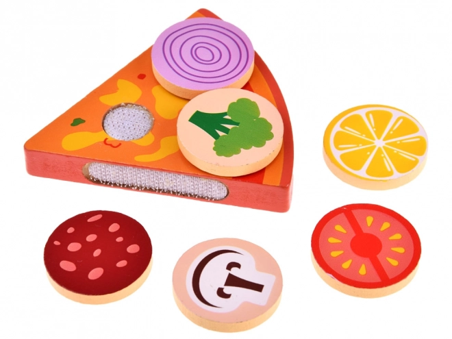 Drewniana pizza do krojenia z dodatkami