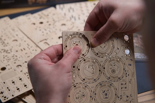 Ugears 3D drewniane mechaniczne puzzle Ciężarówka CARGO
