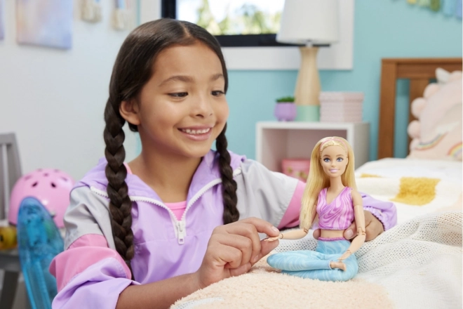 Barbie w ruchu - Blondynka w niebieskich legginsach HRH27