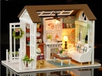 Drewniany domek dla lalek – model salonu z LED