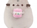 pluszowy kot Pusheen z makaronikiem 24 cm