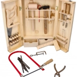 Drewniane pudełko z metalowymi narzędziami