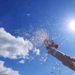 Pistolet do baniek z diodą LED – różowy rakietowy bąbelkownik