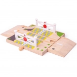 Drewniany przejazd kolejowy z bramkami dla drewnianych torów samochodowych