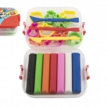 Zestaw mas plastycznych i wykrawaczek w plastikowym pudełku