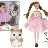 Lalka Emily z warkoczykami, kociątkiem i kwiatami