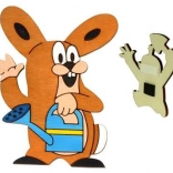 Drewniana dekoracyjna magneska Krecik – przyjaciel zając