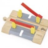 Drewniany przejazd kolejowy z rogatkami na baterie