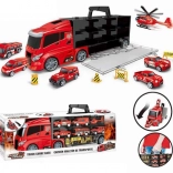 Transportowy samochód ciężarowy ze strażakami i akcesoriami