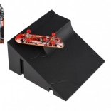 Fingerboard z rampą – plastikowy fingerboard ze śrubowanymi elementami